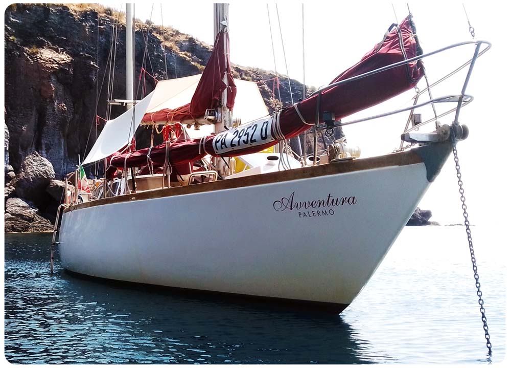 Avventura, barca all'ancora a Pollara, Salina