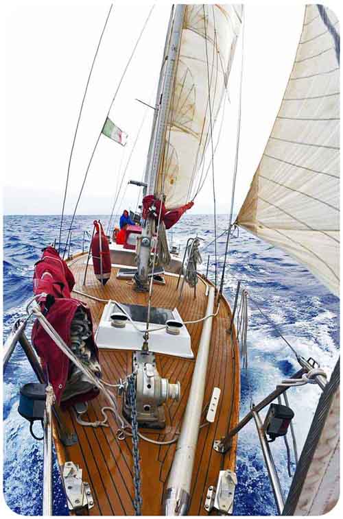 Avventura, barca in navigazione a gonfie vele