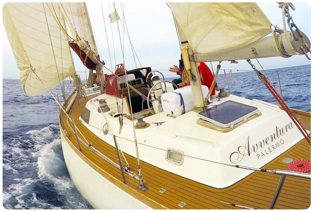 Avventura, barca in navigazione a gonfie vele
