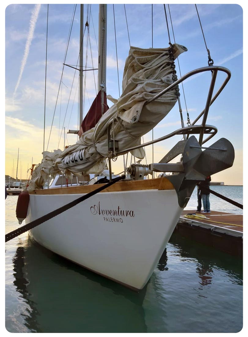 Vista da prua della barca in andana