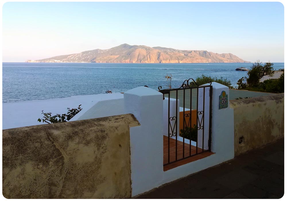 Uno sguardo a Lipari da Salina