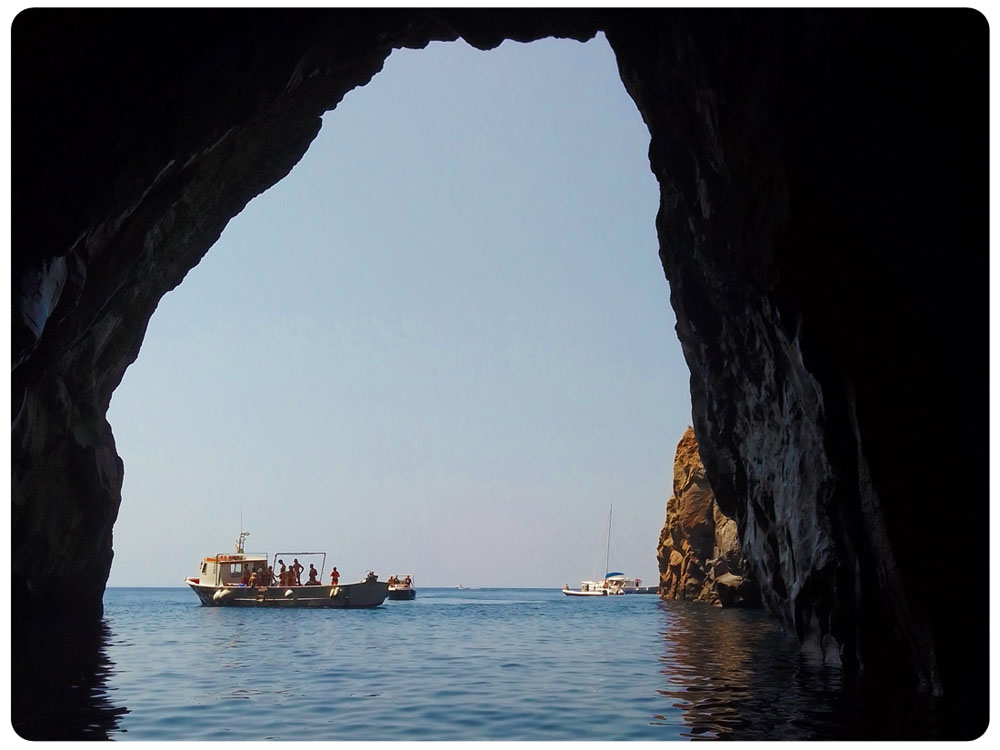 Grotta del Cavallo, vulcano