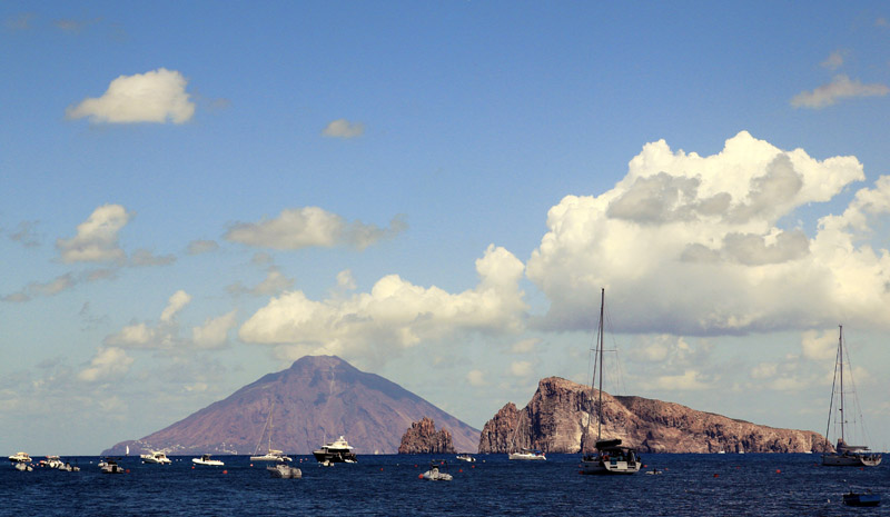 Ancoraggio allo Scoglio del Sorcio di Panarea