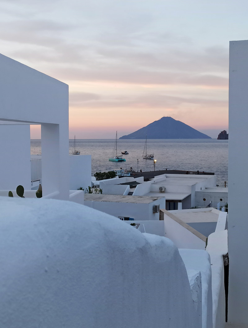 Panarea, architettura eoliana e vista su Stromboli
