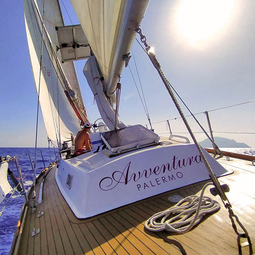 Barca a vela Eolie: benvenuti a bordo di Avventura! Barca a vela Eolie